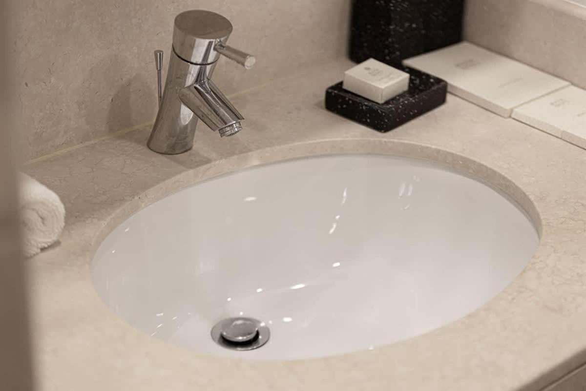 Breathtaking Views & Contemporary Comfort In The Heart Of Downtown *