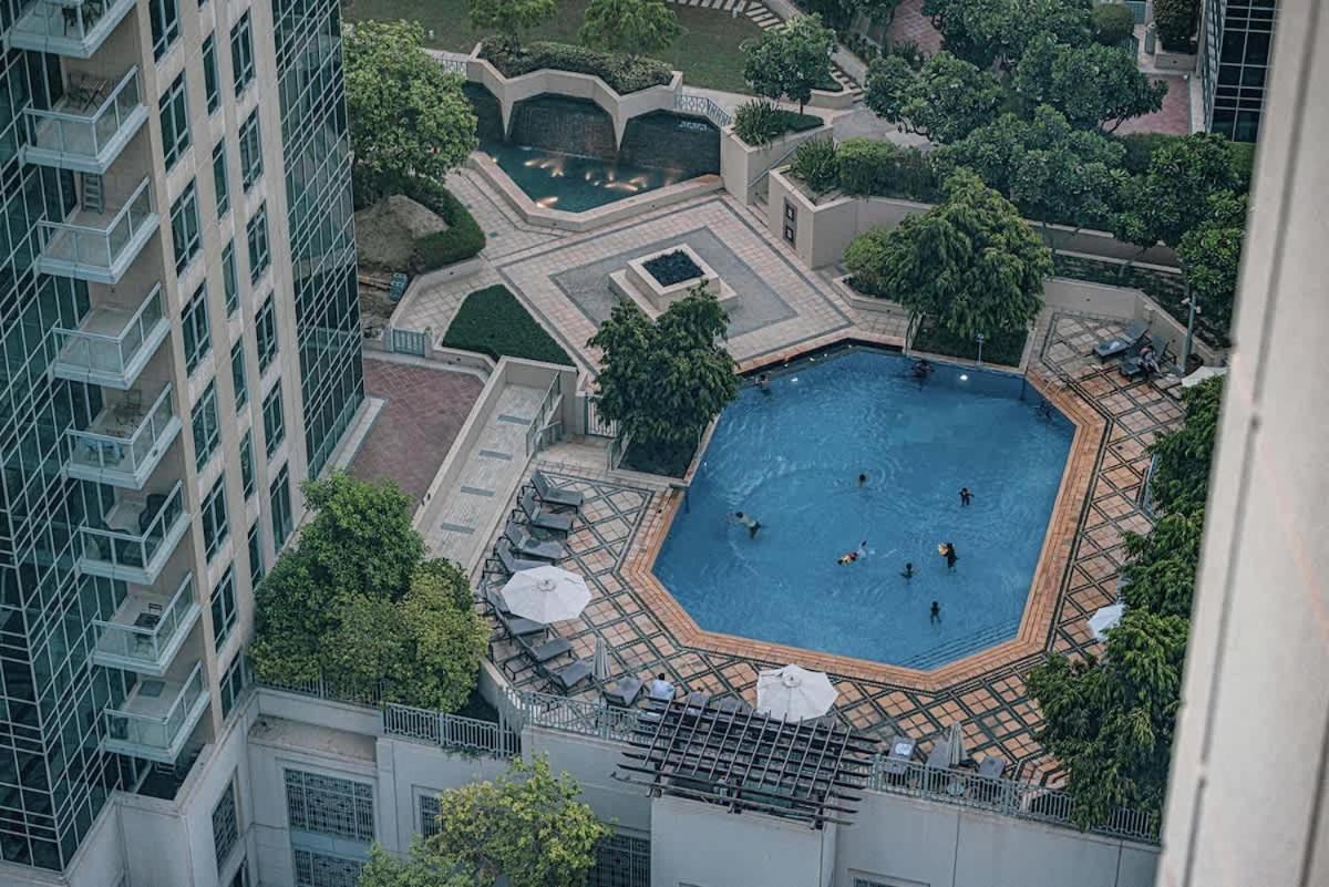 Breathtaking Views & Contemporary Comfort In The Heart Of Downtown