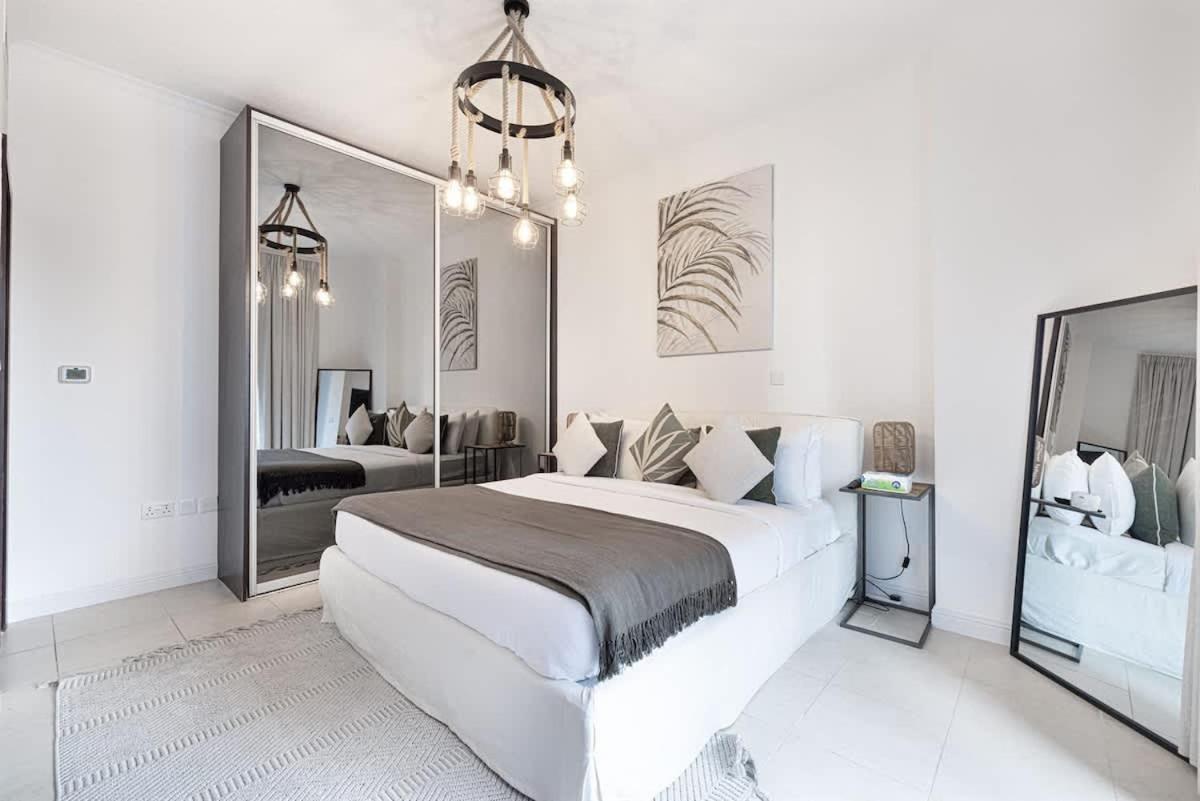 Breathtaking Views & Contemporary Comfort In The Heart Of Downtown Apartment