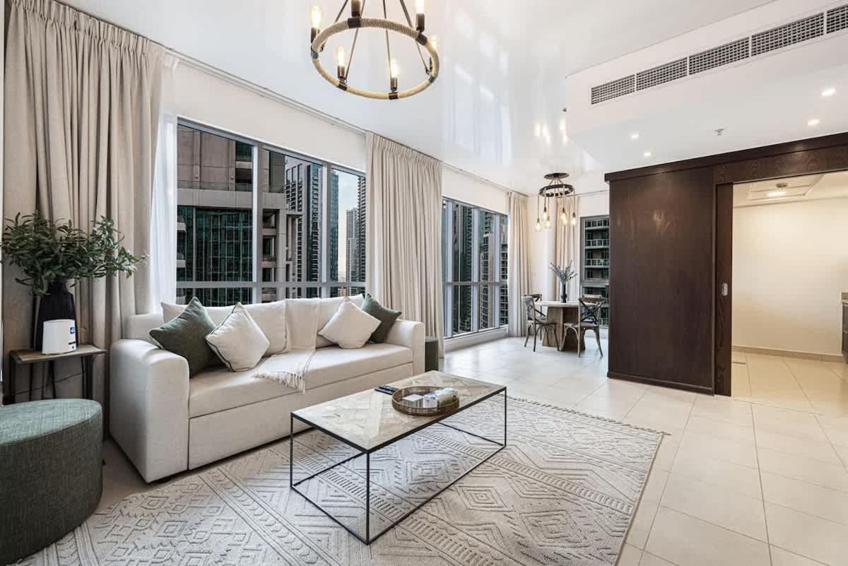 Breathtaking Views & Contemporary Comfort In The Heart Of Downtown Apartment *