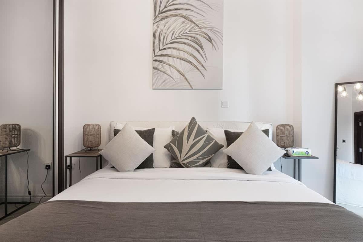 Apartment Breathtaking Views & Contemporary Comfort In The Heart Of Downtown *