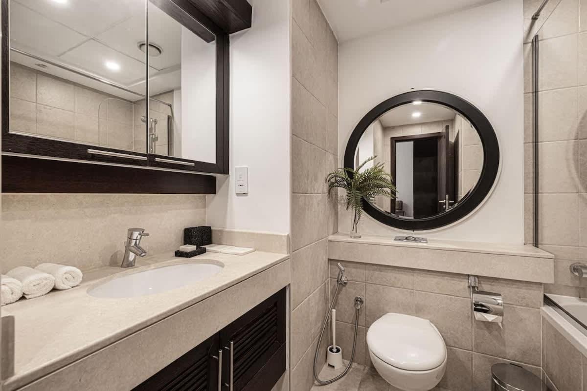 Apartment Breathtaking Views & Contemporary Comfort In The Heart Of Downtown
