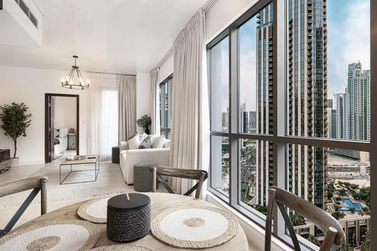Breathtaking Views & Contemporary Comfort In The Heart Of Downtown *