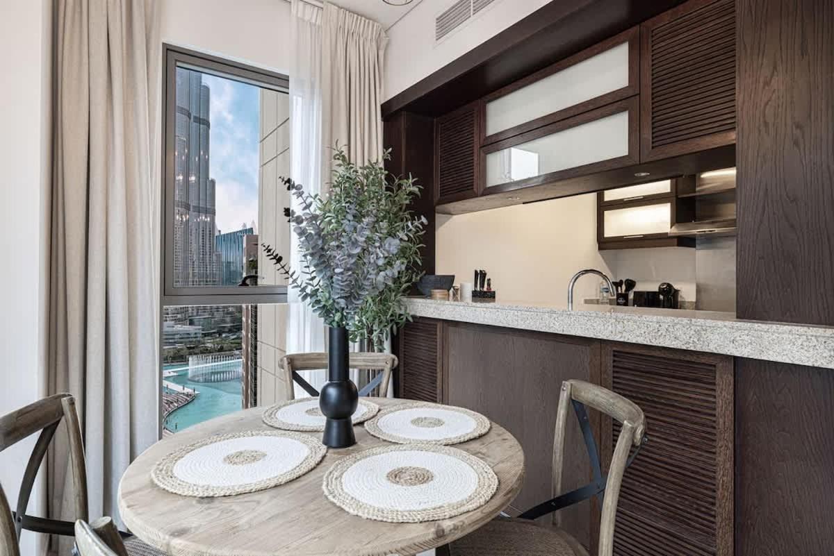 Breathtaking Views & Contemporary Comfort In The Heart Of Downtown Apartment