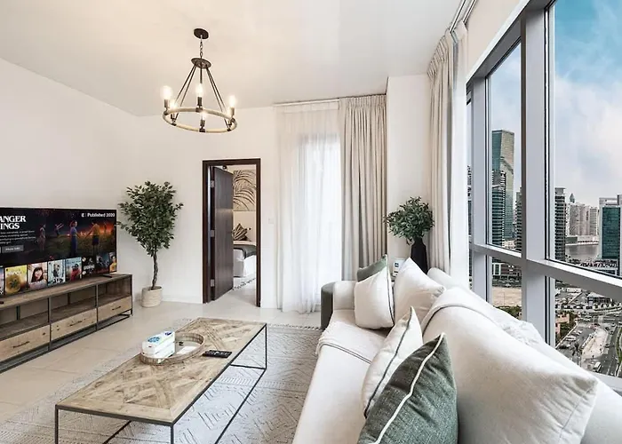 Breathtaking Views & Contemporary Comfort In The Heart Of Downtown
