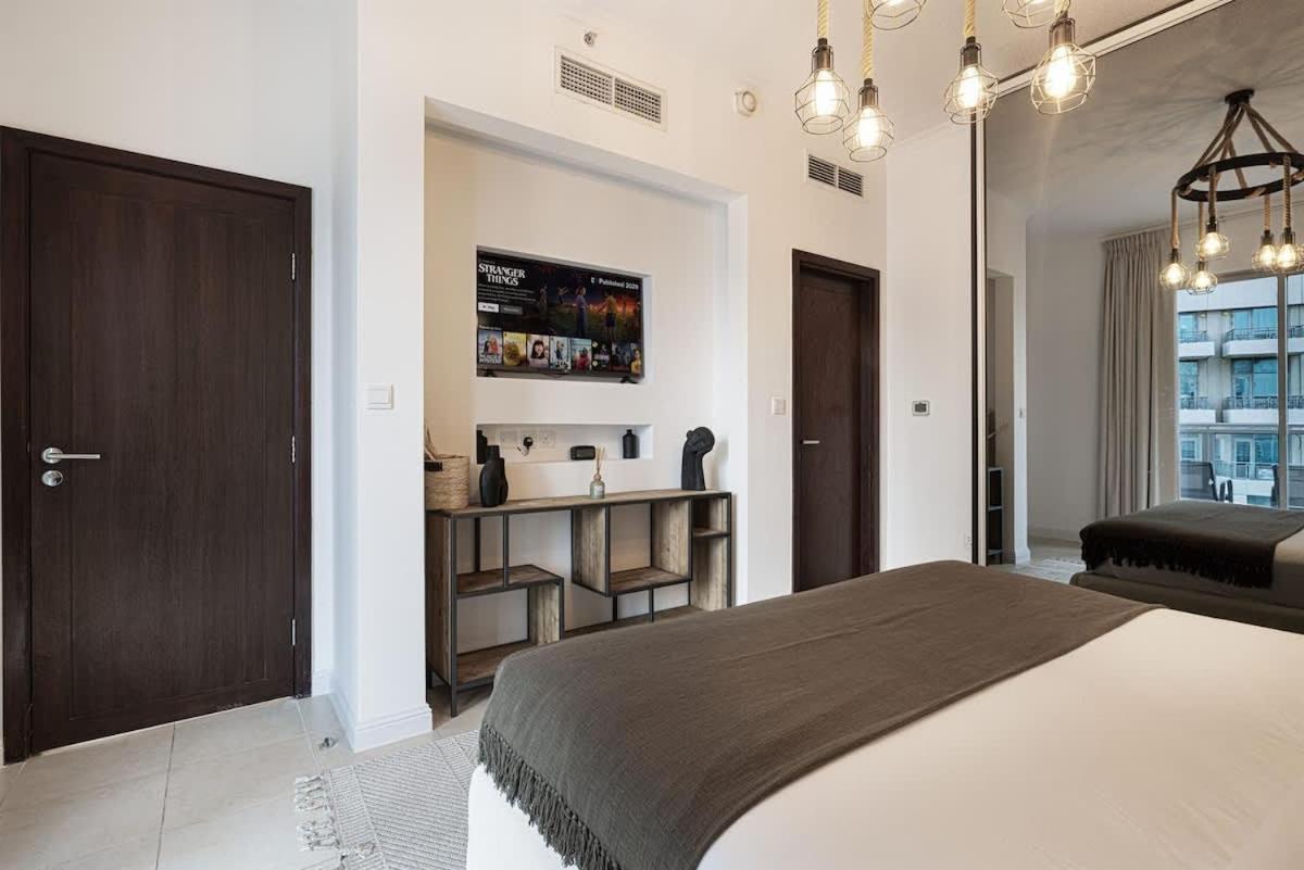 Breathtaking Views & Contemporary Comfort In The Heart Of Downtown Apartment Dubai